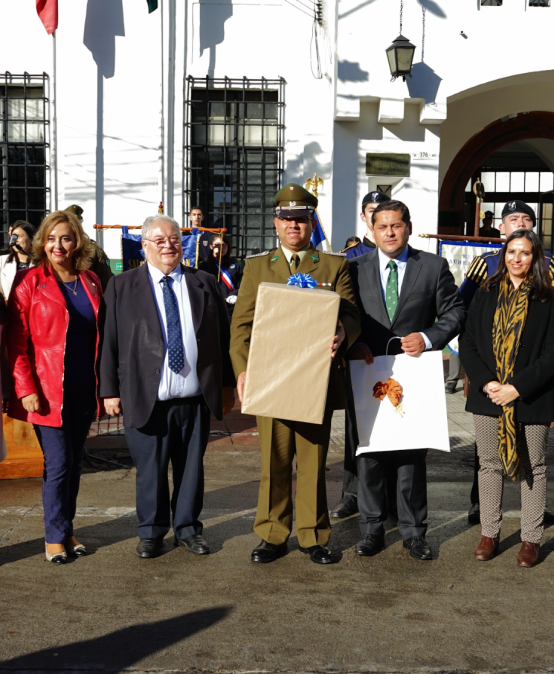 Liceos de Linares rinden homenaje a Carabineros en emotiva ceremonia